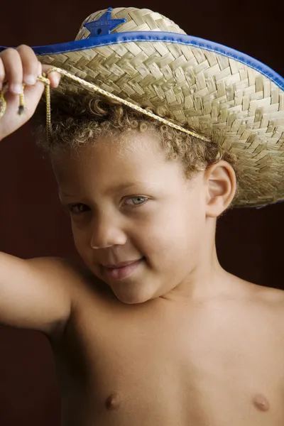 Petit garçon dans un chapeau de shérif — Photo