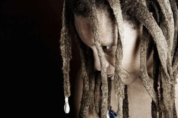 Femme afro-américaine avec des cadenas — Photo