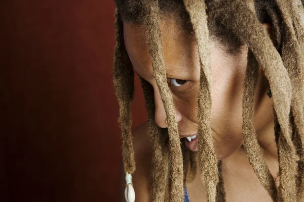 African american vrouw met dreadlocks — Stockfoto