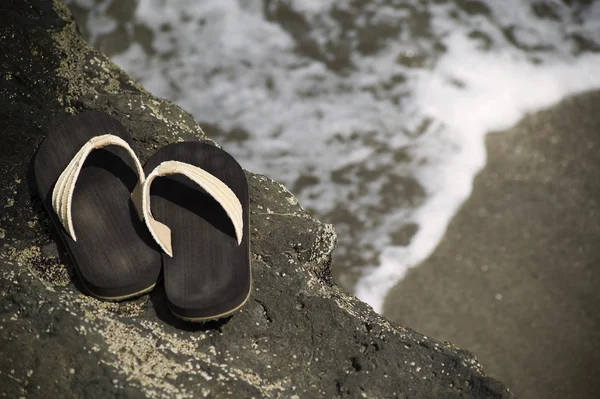 Sandalen door de kust — Stockfoto