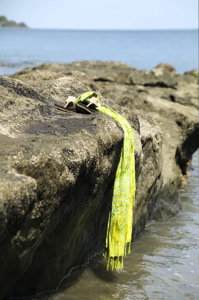 Sandales au bord du rivage — Photo