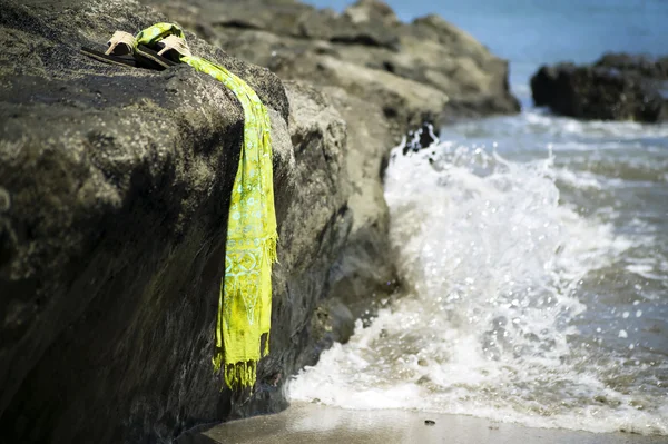 Sandales au bord du rivage — Photo