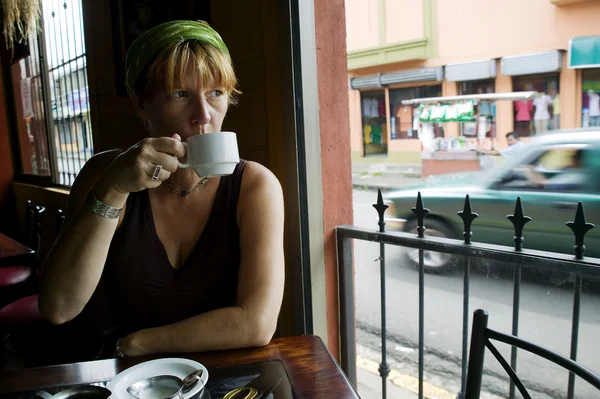 Woman drinks coffee — Stock Photo, Image