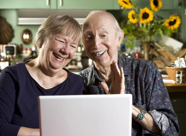Χαμογελώντας ανώτερος ζευγάρι με ένα φορητό υπολογιστή — Φωτογραφία Αρχείου