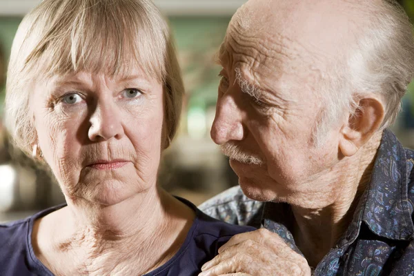 Retrato de casal de idosos preocupados — Fotografia de Stock