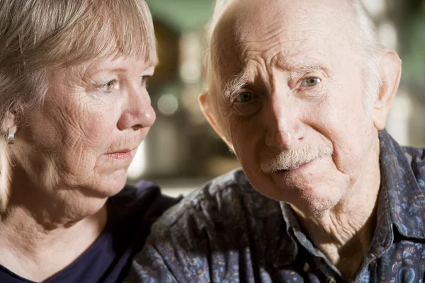 Портрет обеспокоенной пожилой пары — стоковое фото