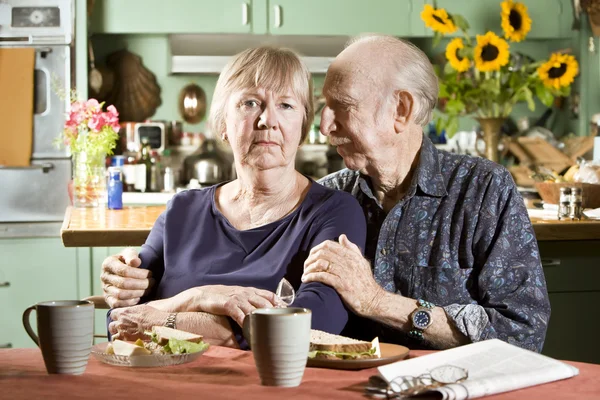 Porträt eines besorgten Senioren-Paares — Stockfoto