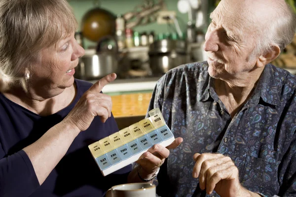 Portrait de couple de personnes âgées avec le cas de la pilule — Stok fotoğraf