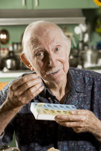 Homme âgé avec une pilule — Photo