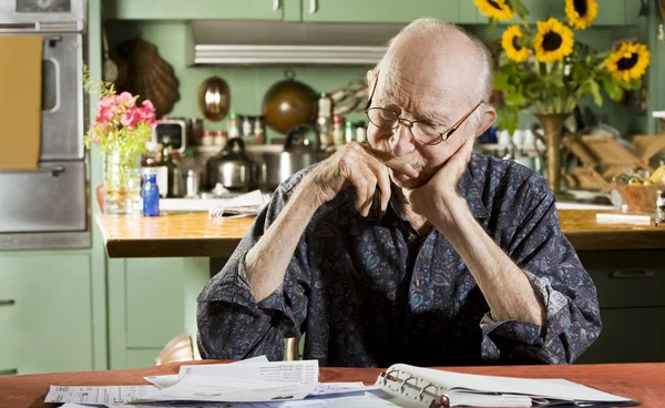 Man met rekeningen — Stockfoto