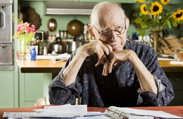 Man met rekeningen — Stockfoto