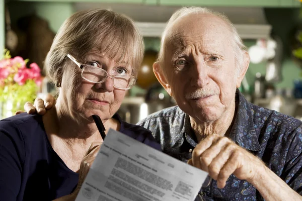 Ouderling paar met rekeningen — Stockfoto