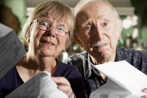 Ouderling paar met rekeningen — Stockfoto