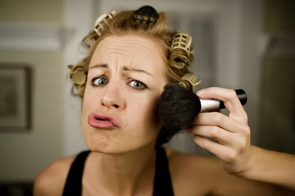 Donna che applica il trucco — Foto Stock