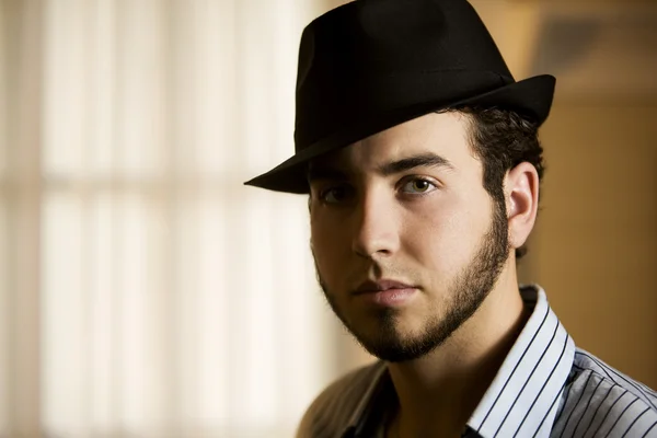 Joven en un sombrero de Fedora — Foto de Stock