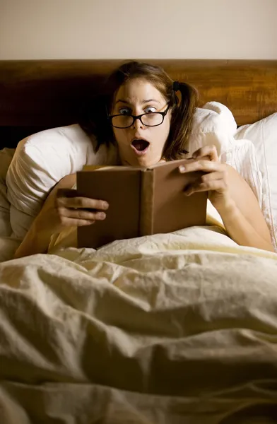 Γυναίκα ανάγνωση στο κρεβάτι — Φωτογραφία Αρχείου
