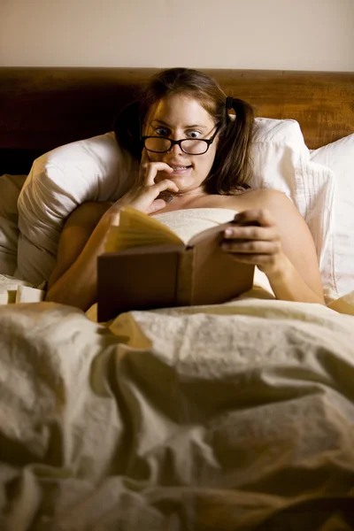 Γυναίκα ανάγνωση στο κρεβάτι — Φωτογραφία Αρχείου