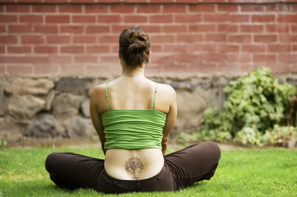 Vrouw met een tatoeage op haar rug — Stockfoto