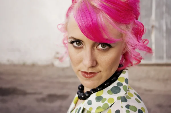 Mujer con pelo rosa — Foto de Stock