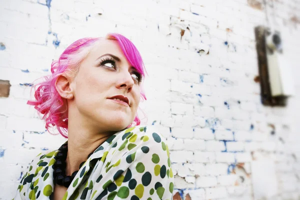 Vacker kvinna med rosa hår — Stockfoto