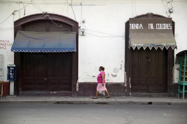 Kvinna på gatan i granada nicaragua — Stockfoto