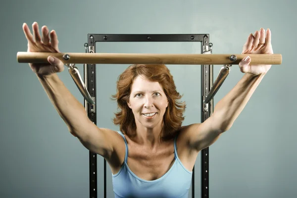 Femme faisant un entraînement de force — Photo