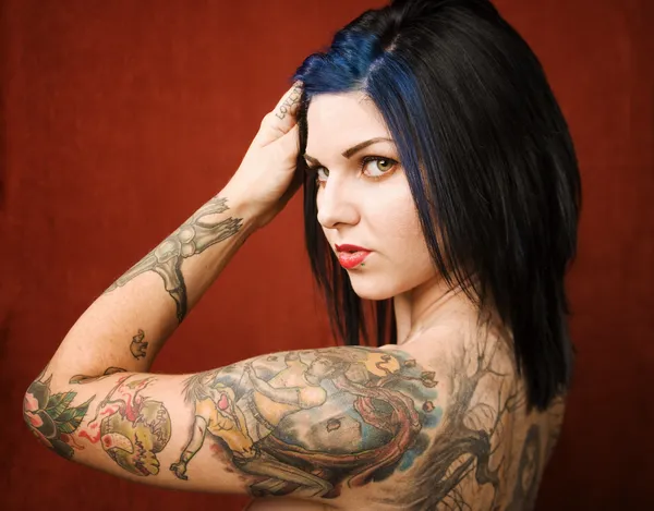 Mujer con tatuajes — Foto de Stock