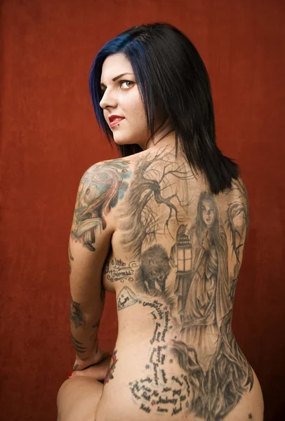 Vrouw met een tatoeage op haar rug — Stockfoto