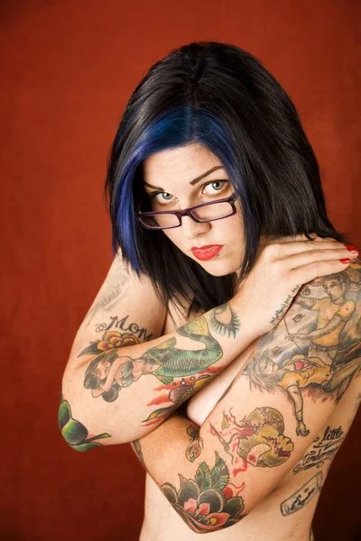 Donna con tatuaggi e braccia incrociate — Foto Stock