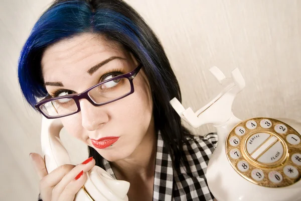 Uma jovem bonita ao telefone — Fotografia de Stock