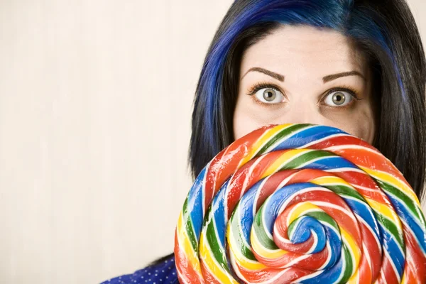 Mooie vrouw achter een lolly — Stockfoto