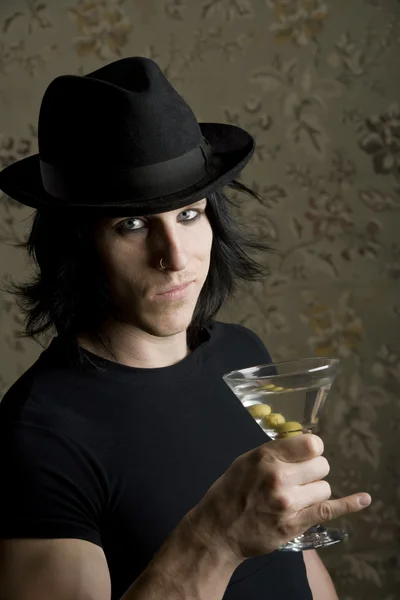 A fiatalember egy martini — Stock Fotó