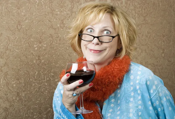 Mujer divertida bebiendo vino — Foto de Stock