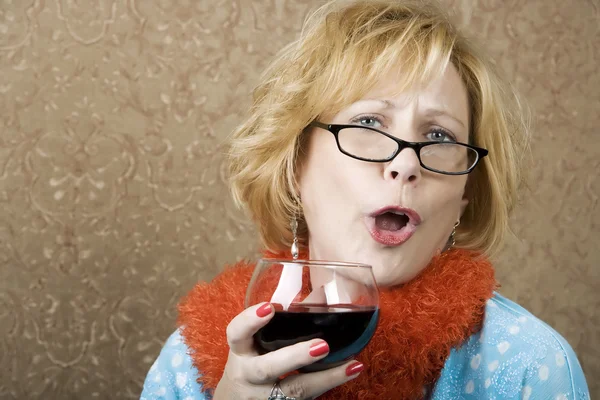 Lustige Frau trinkt Wein — Stockfoto