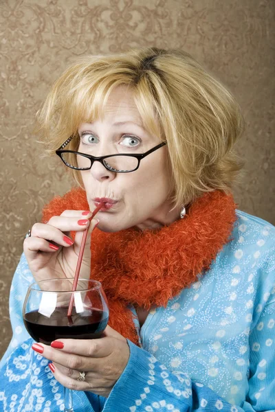 Zábavný žena pije víno — Stock fotografie