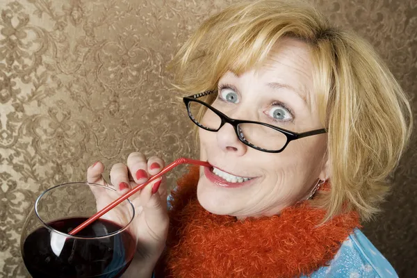 Verrückte Frau trinkt Wein — Stockfoto