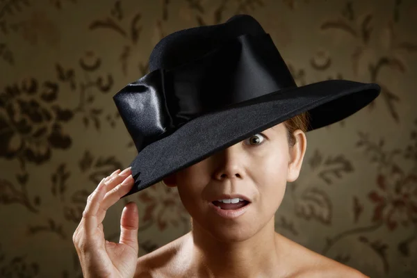 Mujer étnica con sombrero negro — Foto de Stock