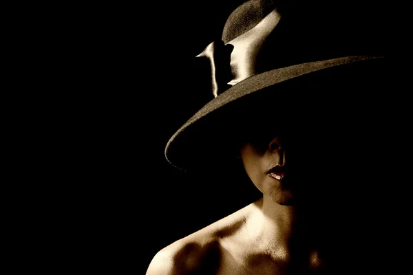 Femme ethnique avec un chapeau noir — Photo