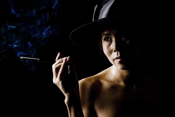 Mujer en la sombra usando un sombrero negro con cigarrillo —  Fotos de Stock