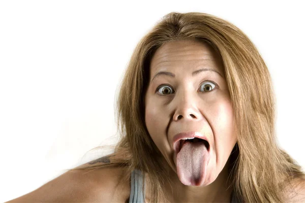 Mujer étnica sobresaliendo de su lengua — Foto de Stock