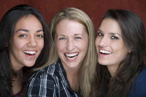 Tres mujeres sonrientes — Foto de Stock