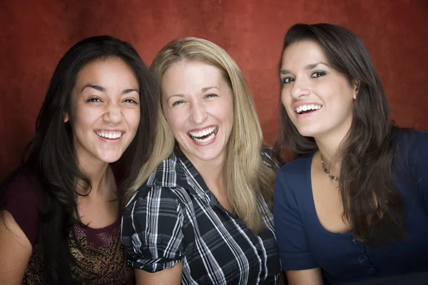 Drie lachen vrouwen — Stockfoto