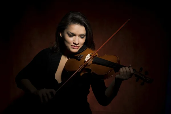 Spansktalande kvinna spelar violin — Stockfoto