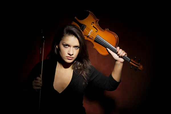 Mulher hispânica segurando violino como arma — Fotografia de Stock
