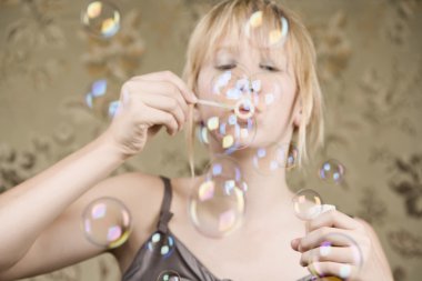genç ve güzel kız blowing Bubbles