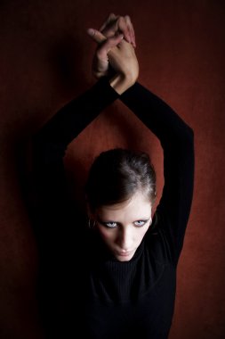 Siyah elbiseli güzel kadın.