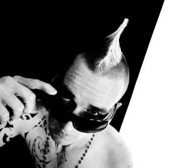 adam bir mohawk ile
