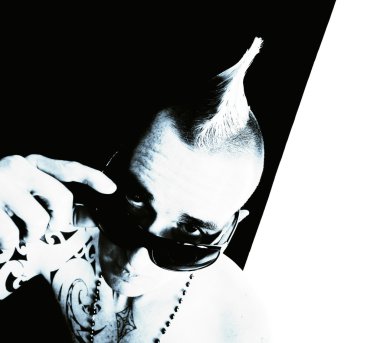 adam bir mohawk ile