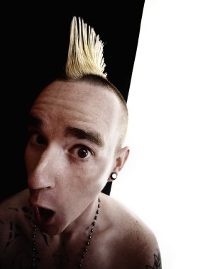 adam bir mohawk ile