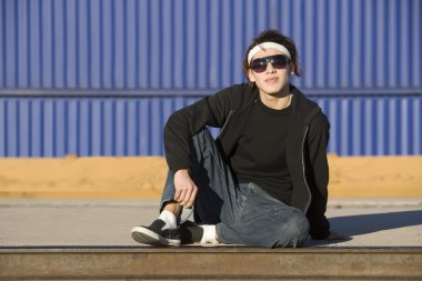 Çocuğun önünde yük vagonu, gözlüklü